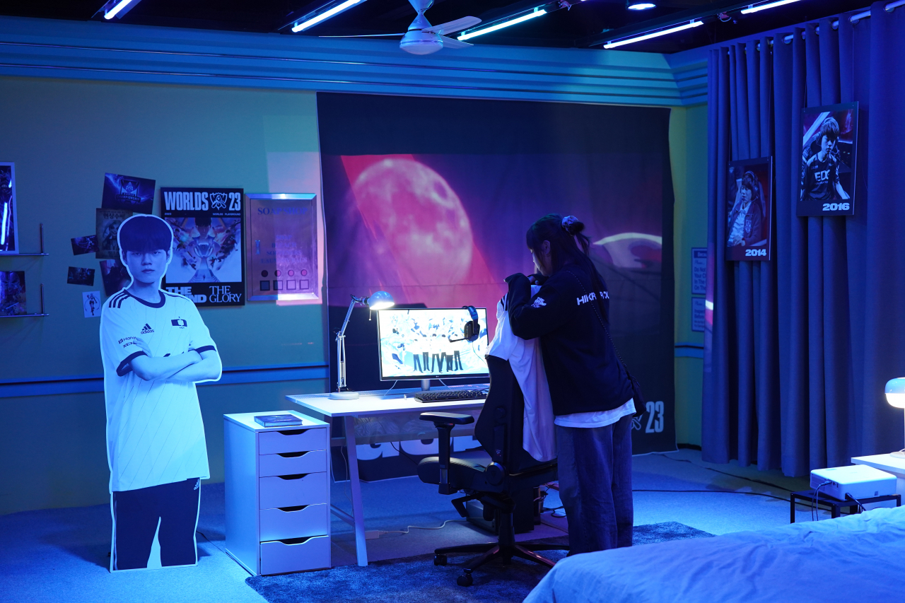 Re-created room of 2022 world champion Deft, at HiKR Ground in Jung-gu, central Seoul (Lee Si-jin/The Korea Herald)