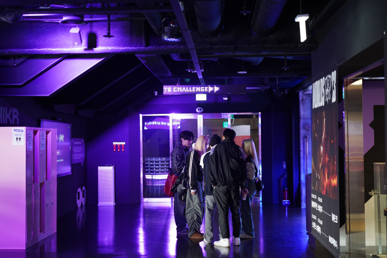 Esports fans tour HiKR Ground in Jung-gu, Seoul, Tuesday. (Lee Si-jin/The Korea Herald)