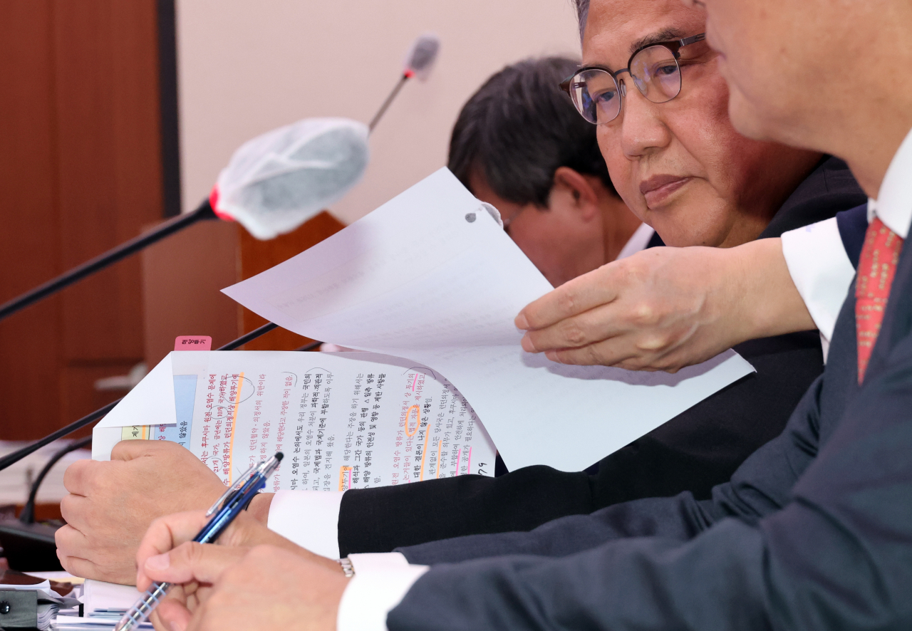 박진 외교부 장관이 10일 국회 외교통일위원회 국정감사에서 후쿠시마 오염수 방류 관련 야당 의원들의 질의에 답변을 준비하고 있다. '해양투기'로 분류한 박 장관의 서류에 형광펜 밑줄이 보인다. [연합]