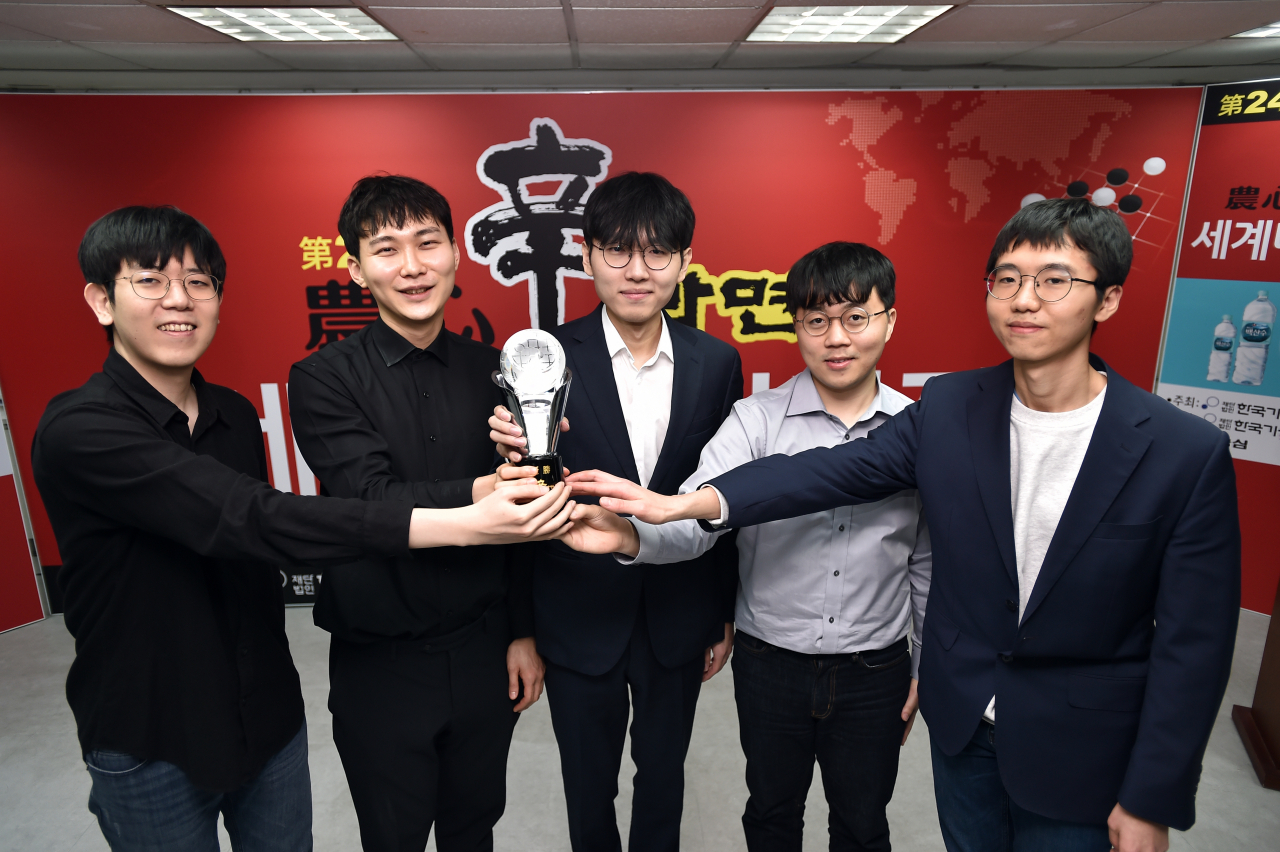 지난해 농심배 3연패를 달성한 한국의 강동윤 박정환 신진서 신민준 변상일(왼쪽부터). [한국기원 제공]