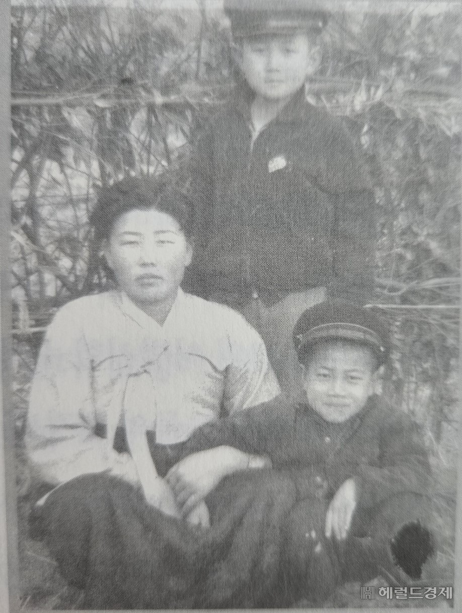 전남 보성의 가난한 집에서 태어났다. 자식들을 위해 헌신한 어머니는 늘 겸손과 정직을 강조했고 삶의 가치관으로 자리 잡았다. 사진 속 서있는 학생이 초등학교 시절 박주선이다.