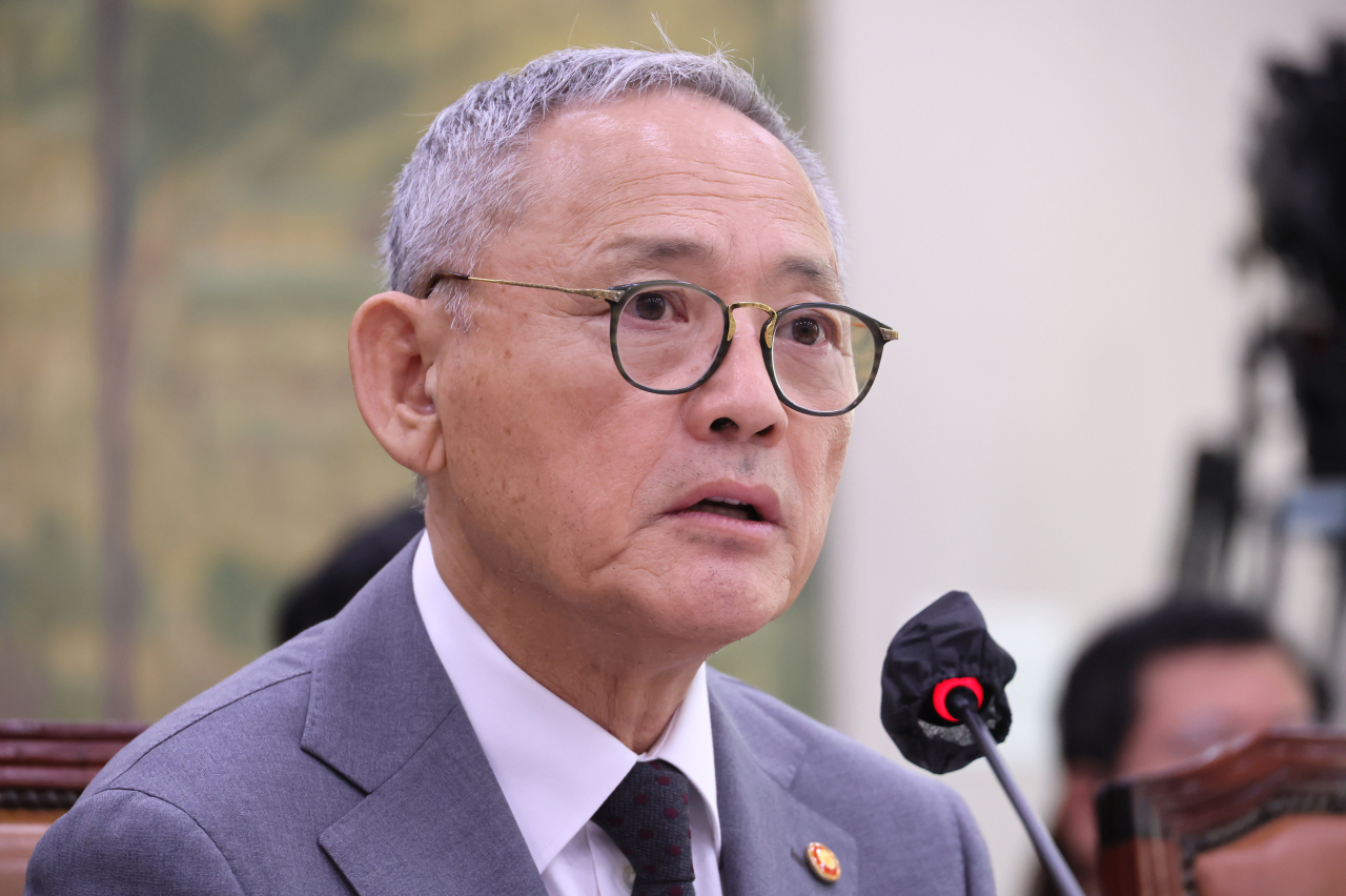 유인촌 문화체육관광부 장관이 10일 국회 문화체육관광위원회에서 열린 문화체육관광부 국정감사에서 의원 질의에 답변하고 있다. [연합뉴스]