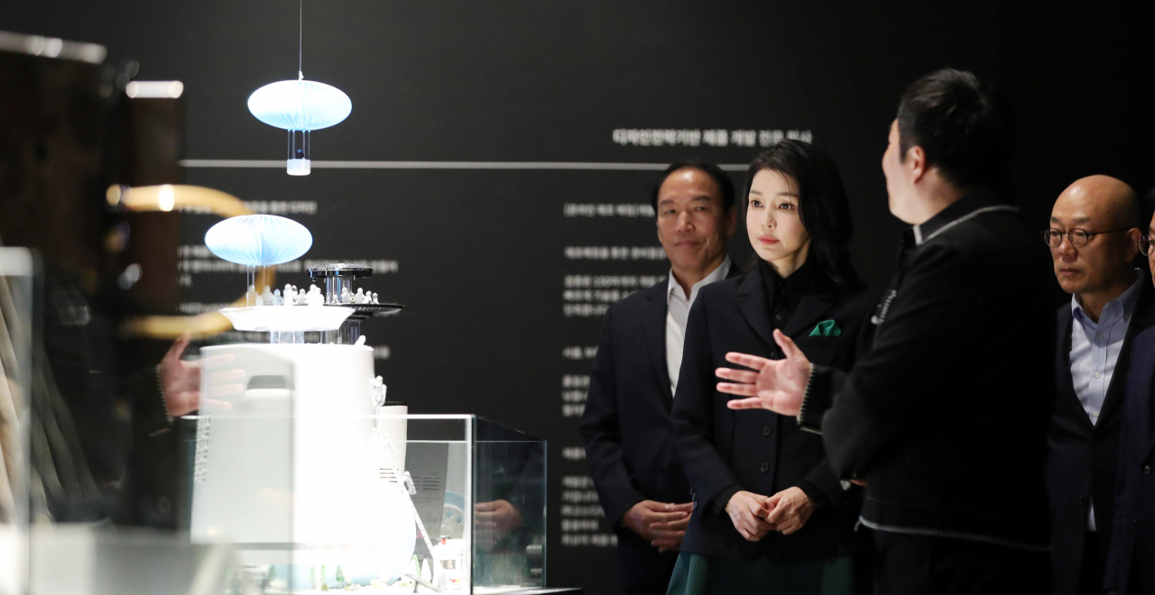 윤석열 대통령 부인 김건희 여사가 10일 광주 북구 광주비엔날레 전시관에서 열리고 있는 제10회 광주디자인비엔날레를 찾아 작품 '디자인 해부학'을 관람하고 있다. ㈜고스디자인, ㈜씨드 작가들이 참여한 이 작품은 해부학을 주제로 다양한 가전제품을 분해하고 제품을 구성하는 부품, 케이스, 금형 등을 시각화하여 재해석했다. [연합]
