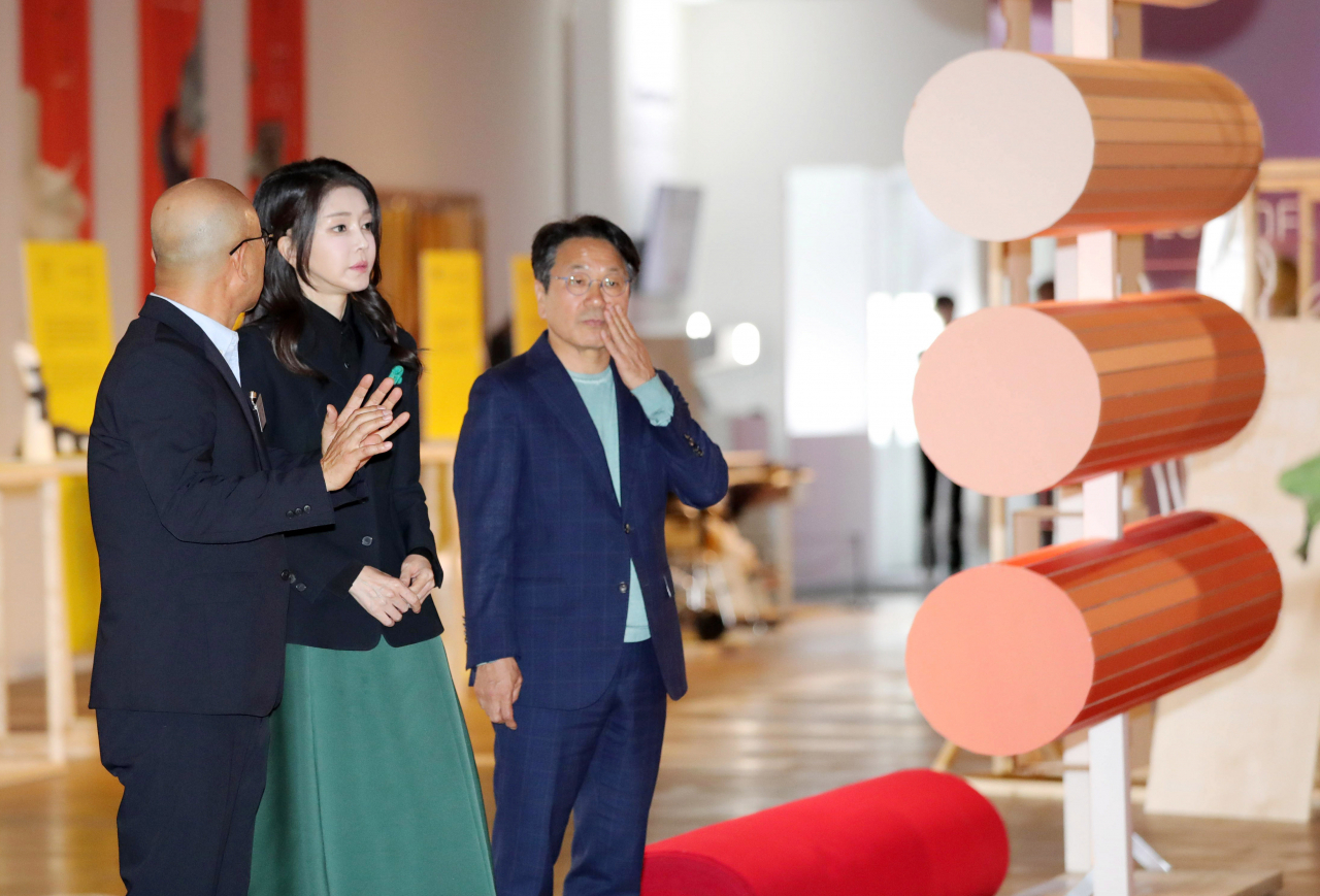 윤석열 대통령 부인 김건희 여사가 10일 광주 북구 광주비엔날레 전시관에서 열리고 있는 제10회 광주디자인비엔날레를 찾아 나건 총감독, 강기정 광주시장과 함께 작품들을 관람하고 있다. [연합]