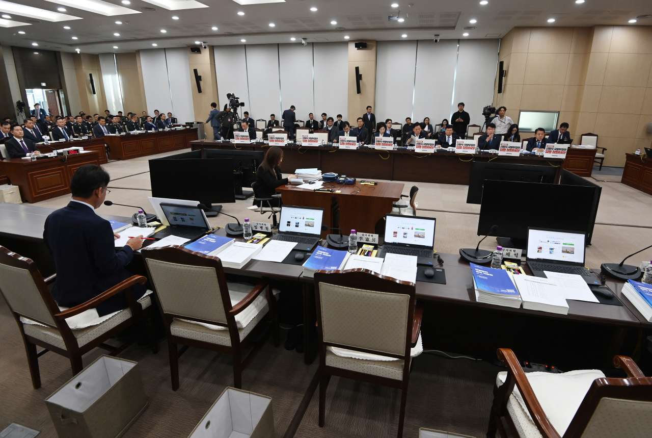 21대 마지막 국감이 시작된 10일 오전 서울 용산구 국방부에서 열린 국회 국방위원회 국정감사에서 야당 측 의원들이 신원식 국방부 장관 임명철회 피켓팅을 하자, 이에 항의해 여당측 의원들이 입장하지 않고 있다. 국회사진기자단