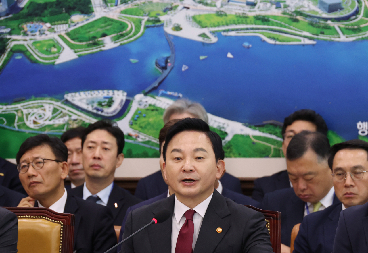 10일 국회에서 열린 국토교통위원회 국정감사에서 원희룡 국토교통부 장관이 의원들의 자료제출 요구에 답변하고 있다. [연합]