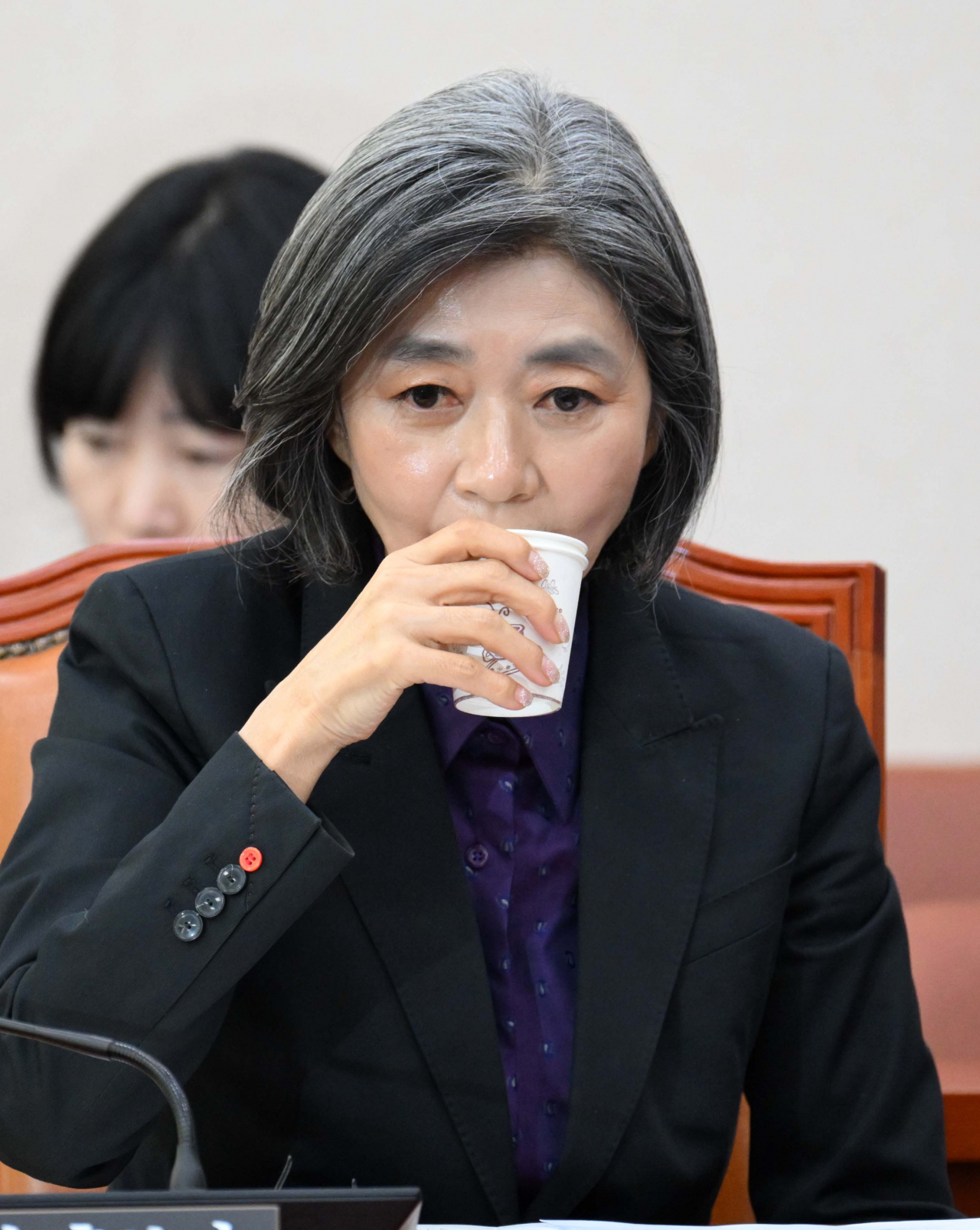 김행 여성가족부 장관 후보자가 5일 오전 서울 여의도 국회에서 열린 여성가족부 장관 인사청문회에 참석해 물을 마시고 있다. 이상섭 기자