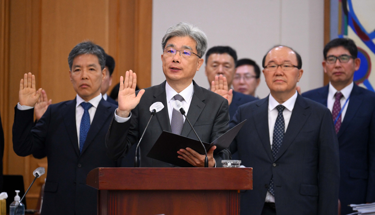 김상환 법원행정처장을 비롯한 참석자들이 10일 오전 서울 서초동 대법원에서 열린 국회 법제사법위원회 대법원 및 법원행정처 등 산하기관에 대한 국정감사에서 선서를 하고 있다. 이상섭 기자