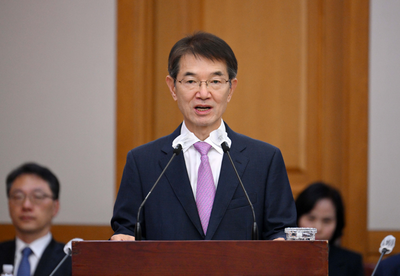 안철상 대법원장 권한대행이 10일 오전 서울 서초동 대법원에서 열린 국회 법제사법위원회 대법원 및 법원행정처 등 산하기관에 대한 국정감사에서 인사말을 하고 있다. 이상섭 기자