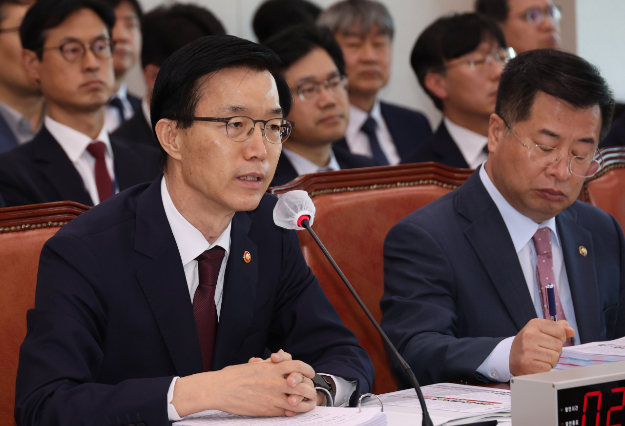 10일 국회에서 열린 산업통상자원중소벤처기업위원회 국정감사에서 방문규 산업통상자원부 장관이 답변을 하고 있다. [연합]