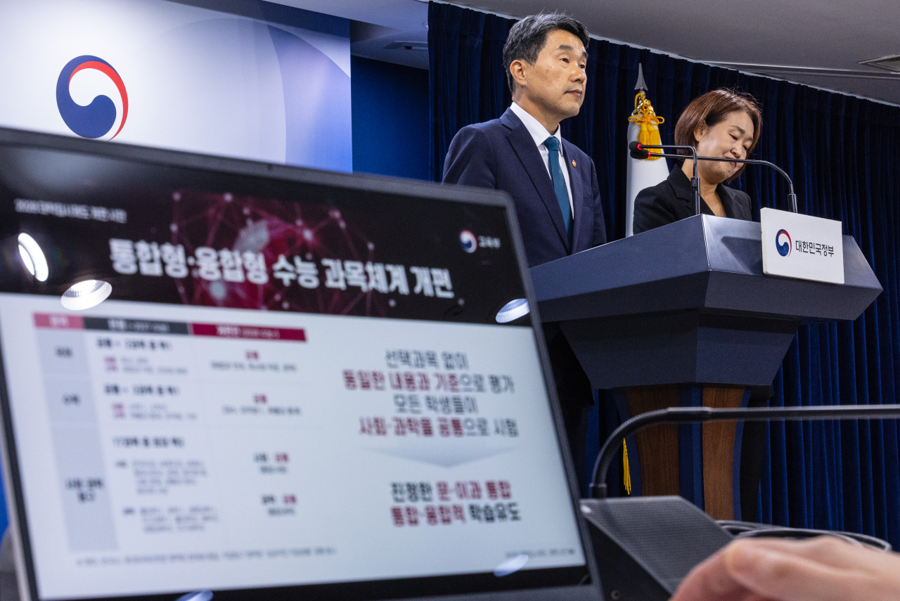 이주호 부총리 겸 교육부 장관이 10일 오후 서울 종로구 정부서울청사에서 2028 대학입시제도 개편 시안 발표에 참석해 선택형 수능 폐지 및 과목 통합과 관련해 발표하고 있다. [연합]