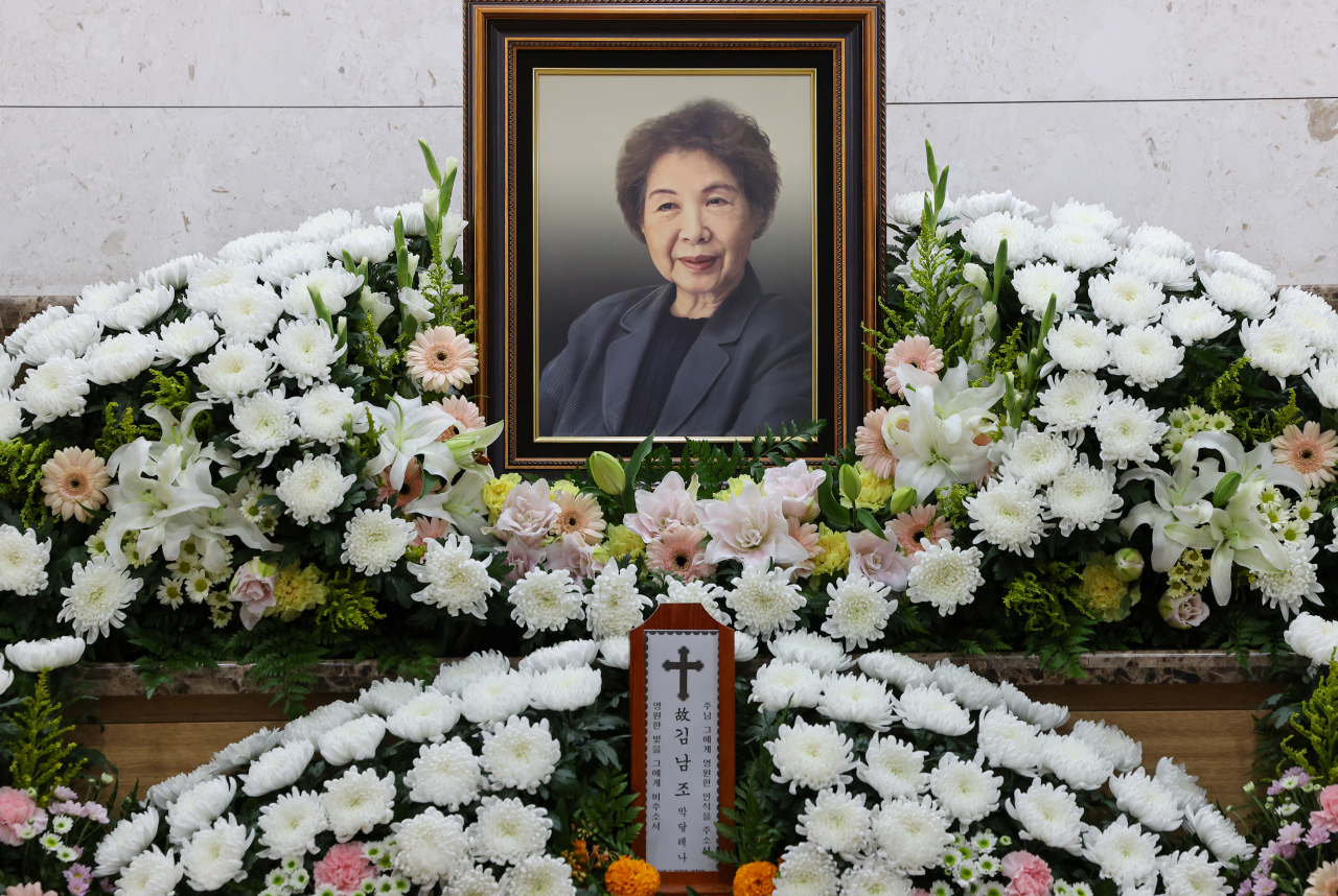 10일 송파구 서울아산병원 장례식장에 고 김남조 시인 빈소가 마련돼 있다. 기독교적 사랑의 세계와 윤리 의식을 담은 시로 '사랑의 시인'이라 불린 고인은 이날 오전 숙환으로 타계했다. [연합]