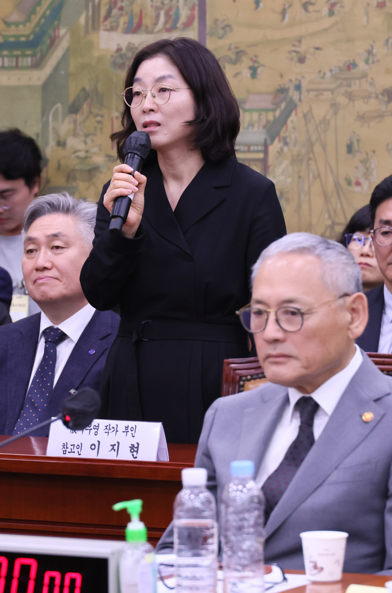 고 이우영 작가 부인 이지현 씨가 10일 국회 문화체육관광위원회에서 열린 문화체육관광부 국정감사에 참고인으로 출석해 의원질의에 답변하고 있다. 연합뉴스