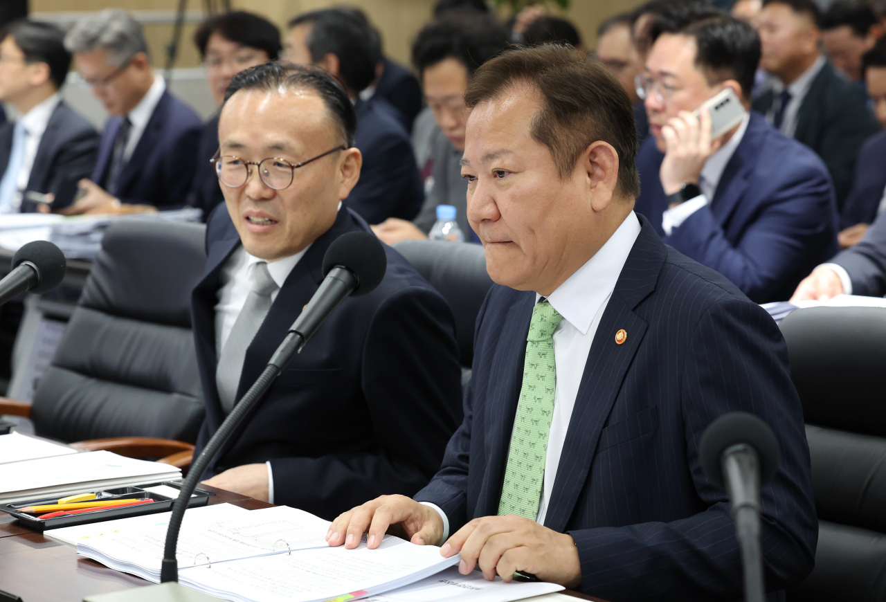 이상민 행정안전부 장관이 10일 오전 세종시 정부세종청사에서 열린 국회 행정안전위원회의 행정안전부, 인사혁신처 등의 국정감사에서 이한경 행정안전부 재난안전관리본부장(왼쪽)의 이야기를 듣고 있다. [연합]