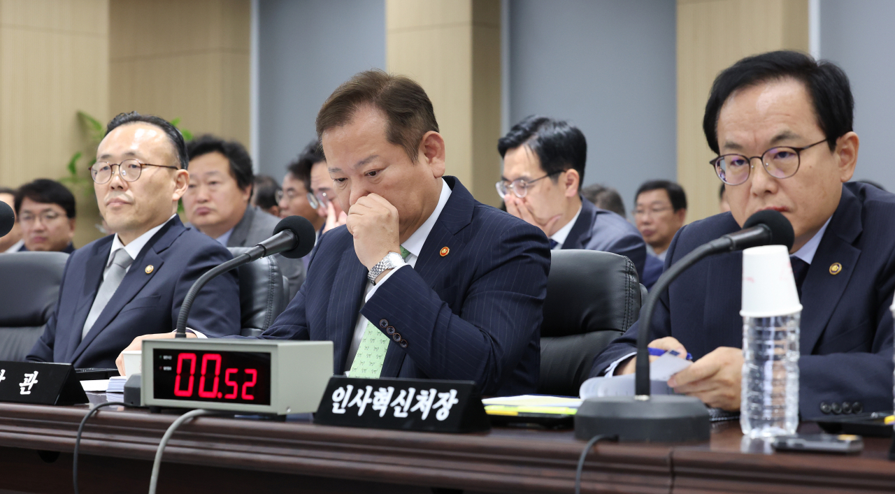 이상민 행정안전부 장관(가운데)이 10일 오전 세종시 정부세종청사에서 열린 국회 행정안전위원회의 행정안전부, 인사혁신처 등의 국정감사에서 의원 질의를 경청하고 있다. [연합]