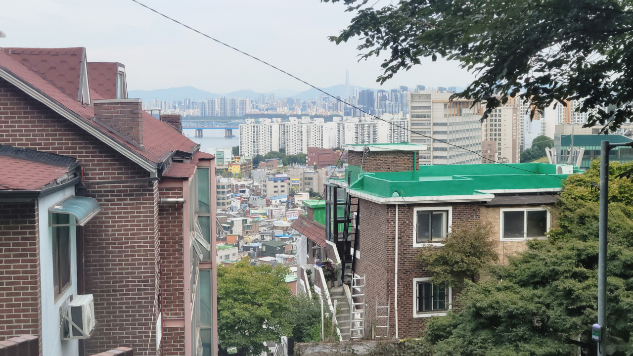 서울 동작구 흑석10구역에서 한강변을 바라본 모습. [이준태 기자]