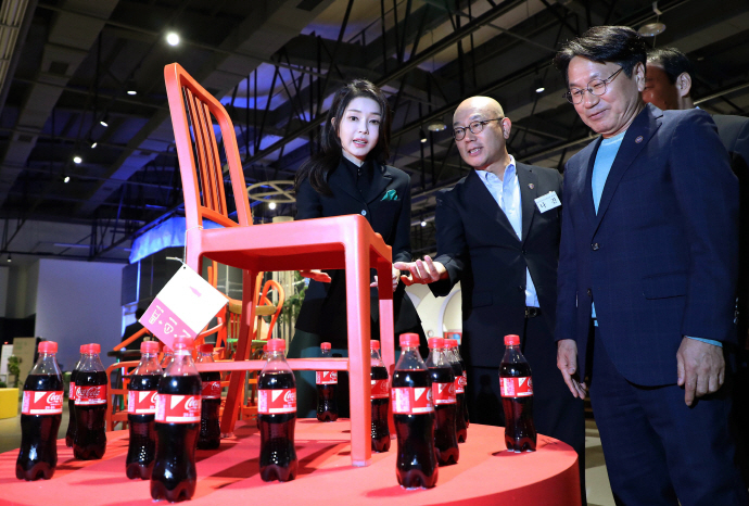 윤석열 대통령 부인 김건희 여사가 10일 광주 북구 광주비엔날레 전시관에서 진행 중인 제10회 광주디자인비엔날레를 찾아 지속가능 및 재활용 소재를 이용해 만든 ‘세컨드 라이프 의자’ 작품을 관람하고 있다.[뉴시스]