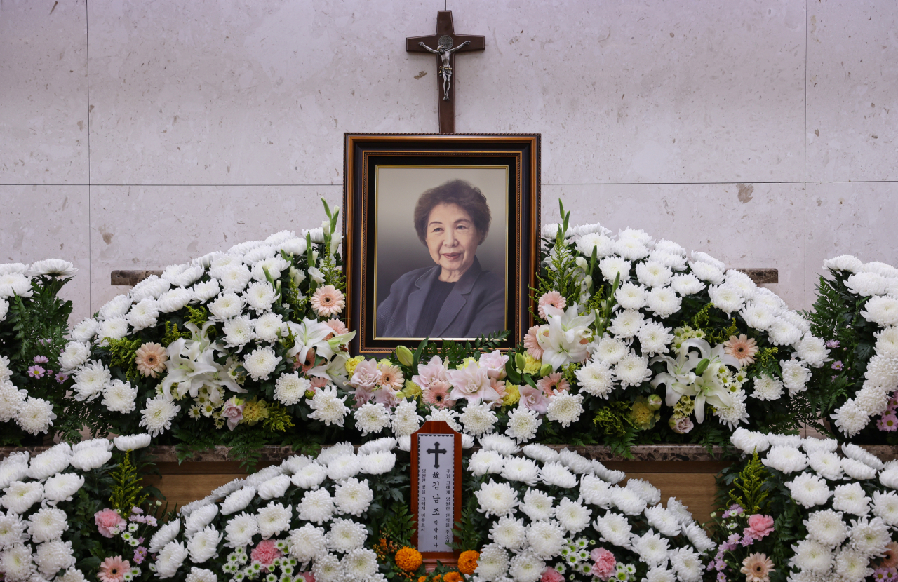 10일 송파구 서울아산병원 장례식장에 고 김남조 시인 빈소가 마련돼 있다. 기독교적 사랑의 세계와 윤리 의식을 담은 시로 '사랑의 시인'이라 불린 고인은 이날 오전 숙환으로 타계했다. [연합]