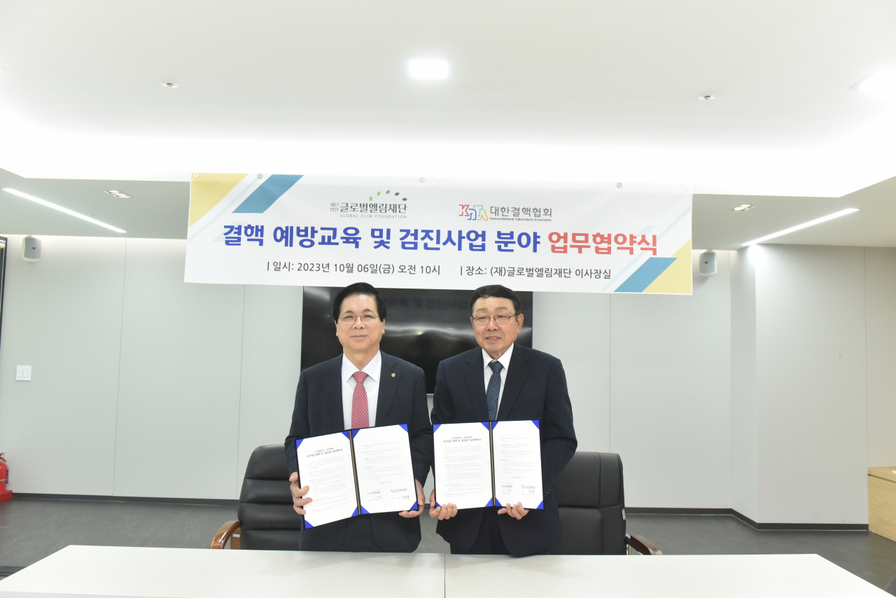 여의도순복음교회 담임목사이자 글로벌엘림재단 이사장인 이영훈 목사(사진 왼쪽)는 최근 여의도순복음교회에서 신민석 대한결핵협회 회장과 국내 거주 다문화 가족 및 외국인의 감염병 예방 및 지원을 위한 업무협약(MOU)을 체결했다. [여의도순복음교회 제공]