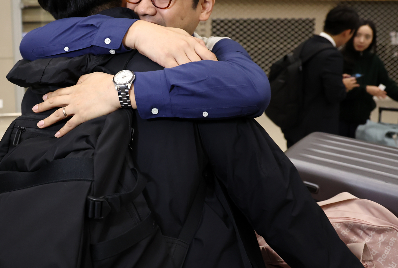 이스라엘 텔아비브 공항에서 출발한 시민이 11일 인천국제공항 2터미널 입국장을 통해 귀국하며 마중나온 지인과 포옹을 하고 있다. [연합]
