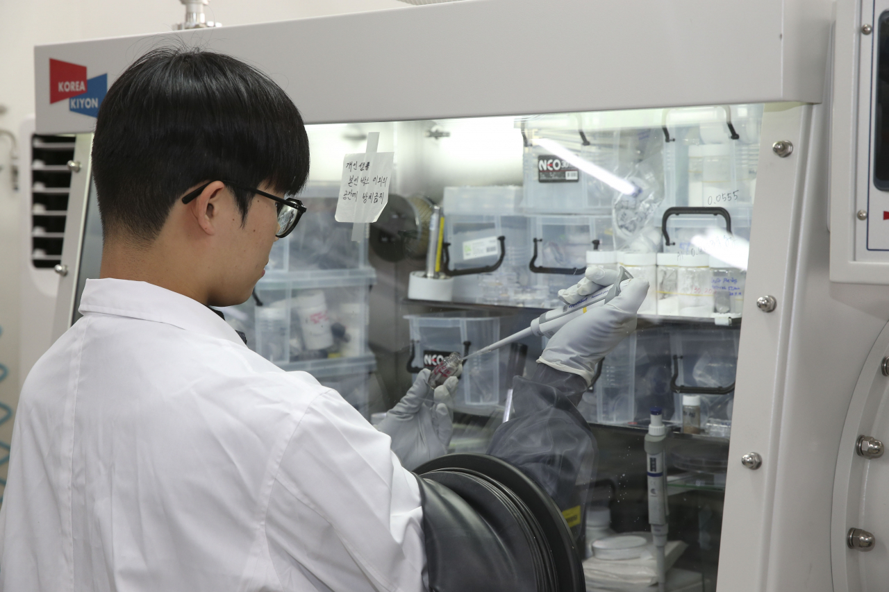 김경선 연구원이 폐전지 블랙파우더 시료에서 염소화 반응 이후 시료를 추출하고 있다.[한국원자력연구원 제공]