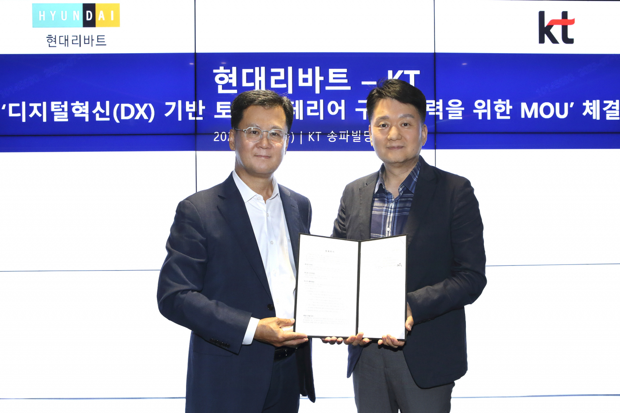 박정준(왼쪽) KT 기업고객본부장과 권태진 현대리바트 영업본부장이 양해각서 체결 후 기념 촬영을 하고 있다. [KT 제공]