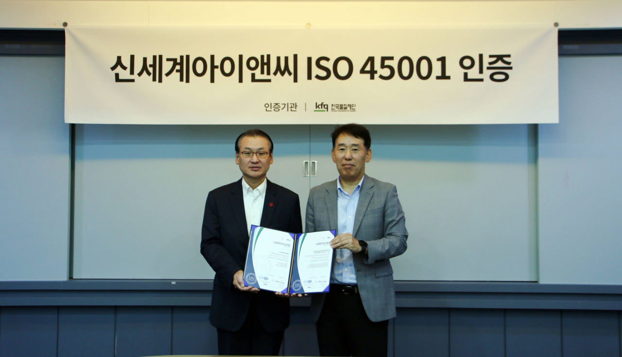 ISO 45001 인증서 수여식에서 형태준(왼쪽) 신세계아이앤씨 대표와 송지영 한국품질재단 대표가 기념촬영을 진행하고 있다. [신세계아이앤씨 제공]