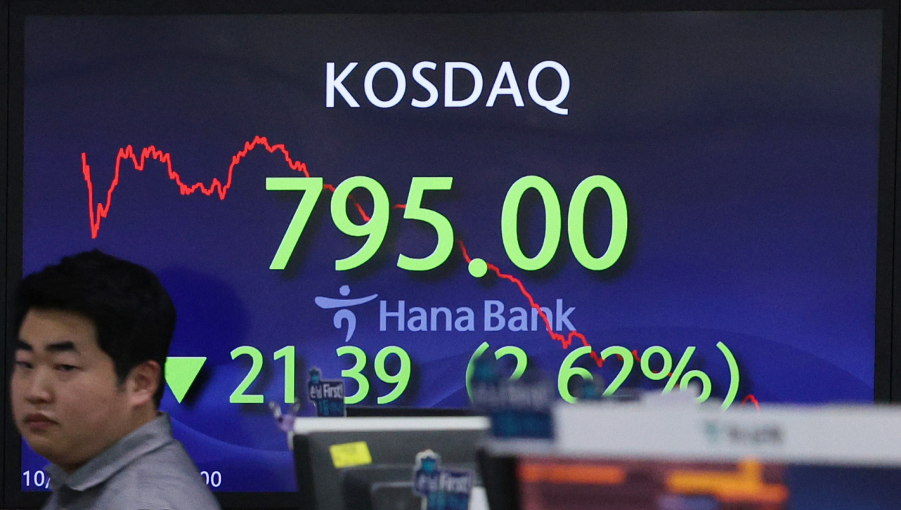 An electronic board showing the Korea Composite Stock Price Index at a dealing room of the Hana Bank headquarters in Seoul on Tuesday. (Yonhap)