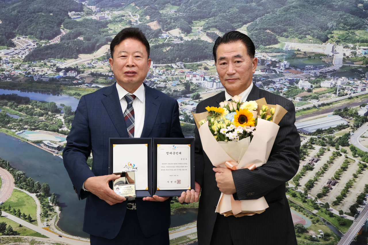 가평군 명예군민 장민우 씨(오른쪽)
