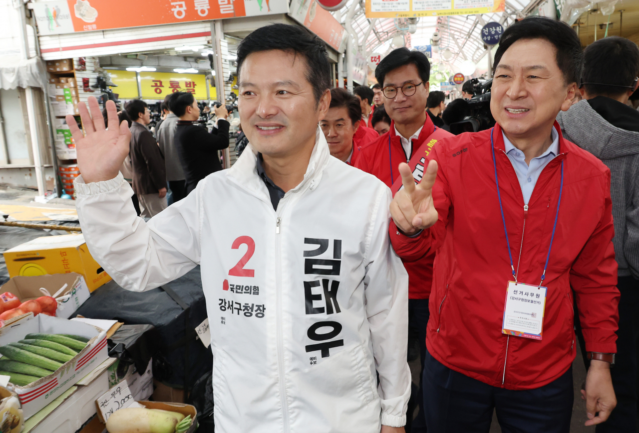 국민의힘 김기현 대표와 김태우 강서구청장 보궐선거 후보가 8일 서울 강서구 남부시장에서 선거 유세를 하고 있다. [연합]