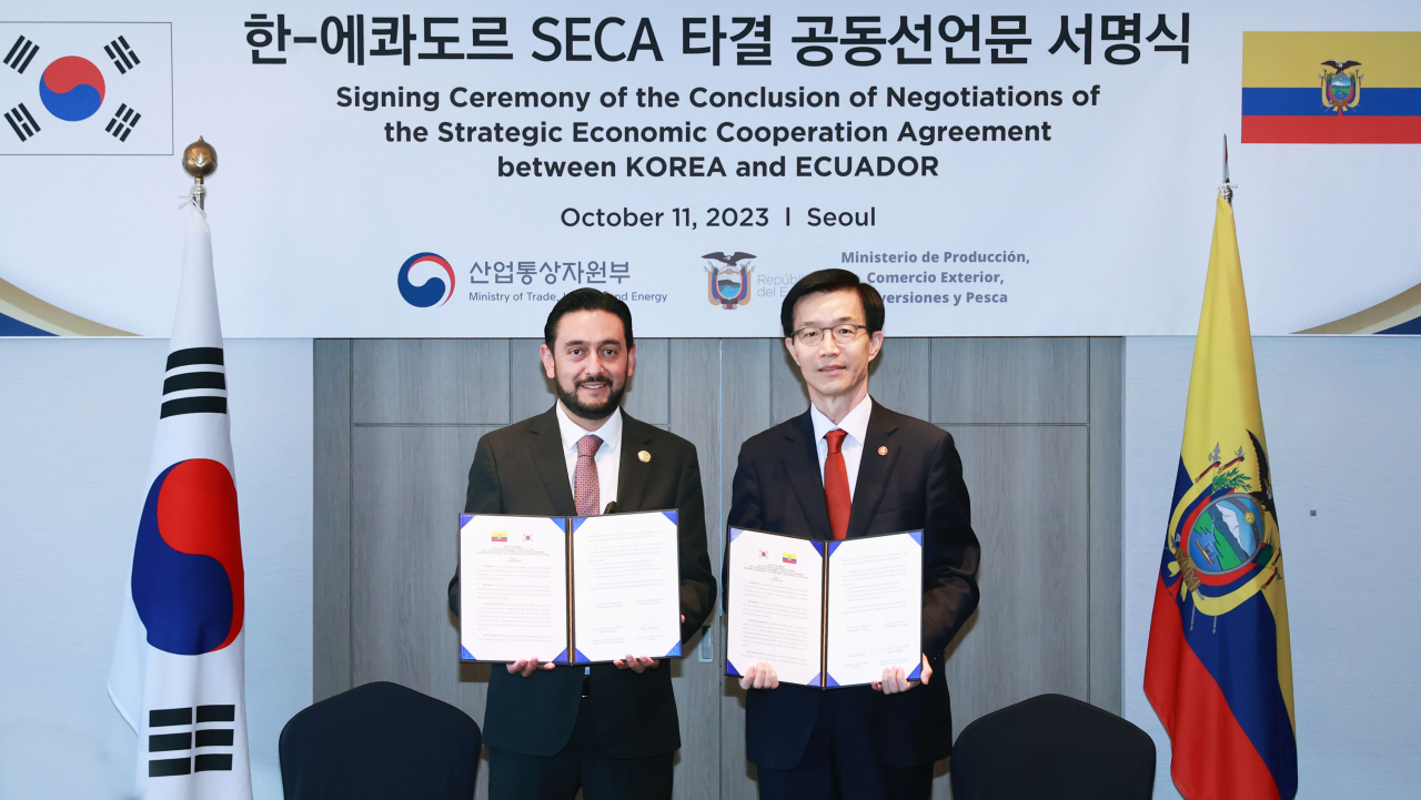 방문규(오른쪽) 산업통상자원부 장관이 11일 오전 서울 롯데호텔에서 진행된 한-에콰도르 전략적경제협력협정(SECA) 타결 공동선언문 서명식에서 기념촬영을 하고 있다. [산업통상자원부 제공]