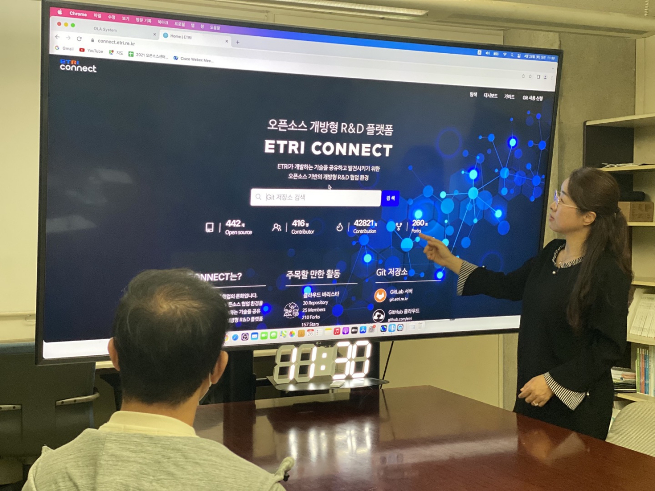 ETRI 연구진이 오픈소스 개방형 R&D 플랫폼을 설명하는 모습.[ETRI 제공]