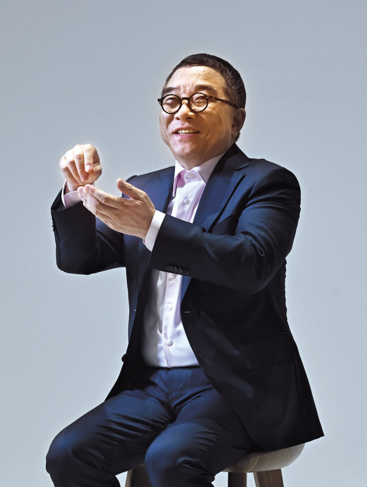 김수철은 1978년 전국 대학축제 경연대회 그룹 부문에 ‘작은거인’으로 대상을 수상하며 데뷔한 이후 늘 ‘불세출의 천재’로 불렸다. 김수철이 헤럴드경제와 인터뷰를 하며 밝게 웃고 있다. 임세준 기자