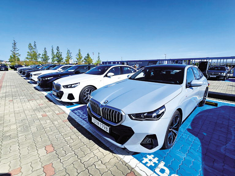 BMW 뉴 5시리즈. 브랜드 디자인 상징인 ‘키드니 그릴’이 시선을 사로잡는다. 김지윤 기자
