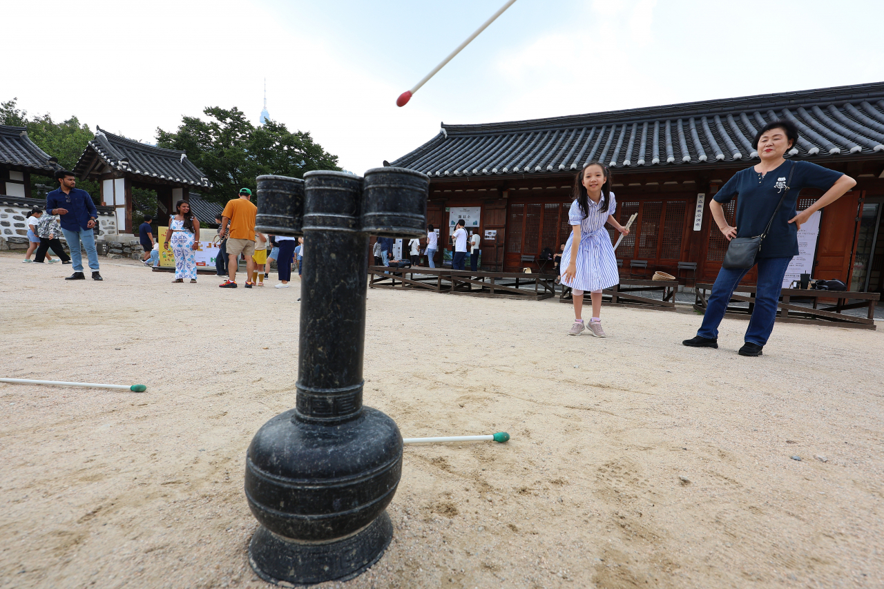 서울에서 앞으로 전통한옥이 아니라 한옥의 필수적 요소만 갖춘 주택도 건축 비용을 지원받을 수 있게 된다. 사진은 서울 남산한옥마을에서 전통놀이를 즐기는 장면. [연합]