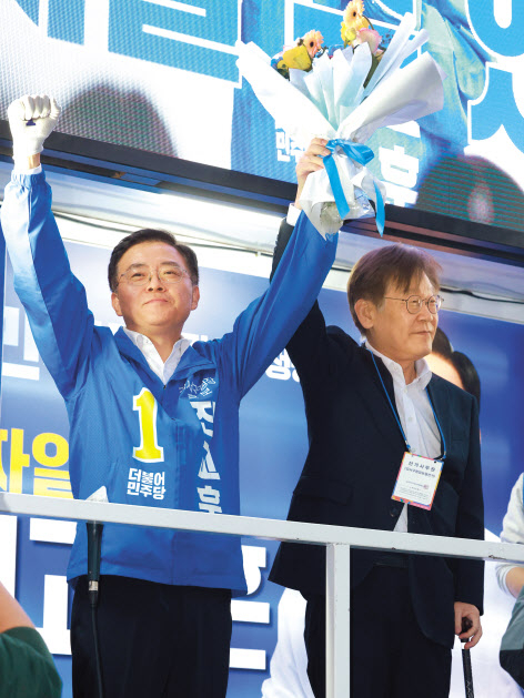 서울 강서구청장 보궐선거의 결과는 김기현 국민의힘 대표와 이재명 더불어민주당 대표의 정치 행보와 당운영 리더십에도 큰 영향을 줄 것으로 전망된다. 김태우 국민의힘 후보에 총력지원을 펼쳤던 김기현 대표(위쪽)와 진교훈 민주당 후보와 함께 선거유세에 나섰던 이재명 대표. [연합]
