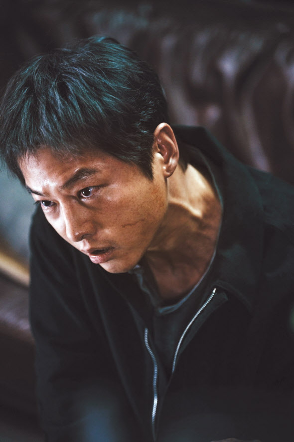 송중기는 영화 ‘화란’에서 내면의 상처를 표현하는 수단으로 그의 실제 얼굴 흉터도 활용했다. 그는 “왼쪽 뺨에 흉터가 있는데 평소엔 이를 감추기 바빴다. 그런데 분장팀에서 여기에 음영을 줘 살리자는 의견을 줬고 너무 좋은 아이디어라고 생각했다. 확실히 마음가짐이 달라졌다”고 했다. [플러스엠 엔터테인먼트 제공]