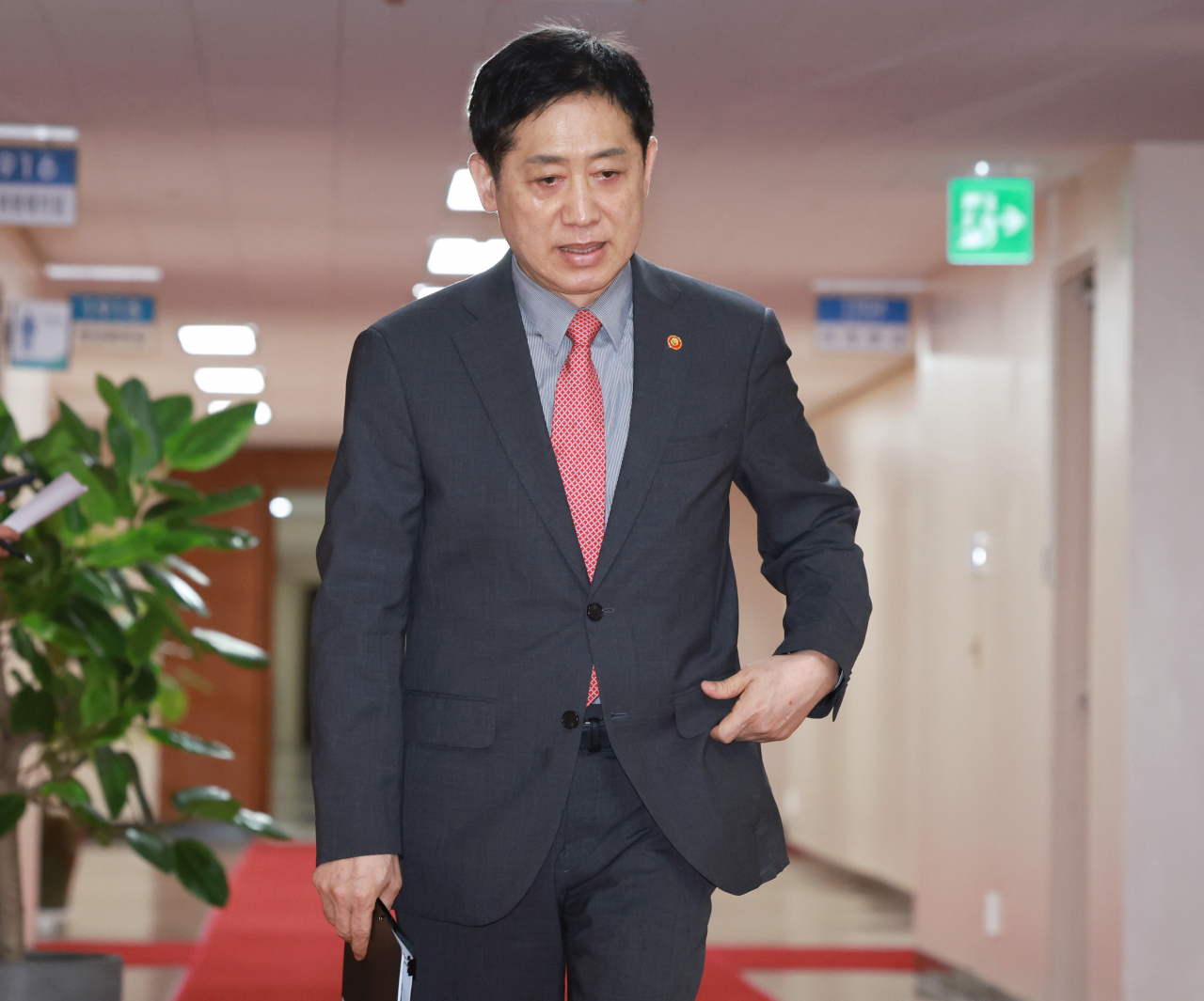 김주현 금융위원장이 지난달 19일 오전 서울 종로구 정부서울청사에서 열린 국무회의에 입장하는 모습. [연합]