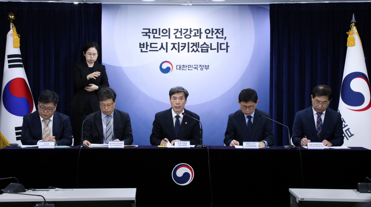 박구연 국무조정실 국무1차장이 11일 오전 정부서울청사 합동브리핑룸에서 후쿠시마 원전 오염수 방류 관련 정례 브리핑을 하고 있다. 왼쪽부터 윤현수 외교부 기후환경과학외교국장, 신재식 원자력안전위원회 방사선방재국장, 박구연 국무조정실 국무1차장, 최용석 해양수산부 수산정책실장, 강백원 식품의약품안전처 수입식품안전정책국장. 연합뉴스