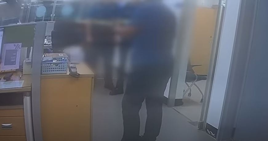 지난 8월 경기 안산시 소재의 한 파출소에서 발생한 주취 난동 사건. 만취 상태의 60대 남성이 경찰에게 흉기를 휘두르며 위협적인 행동을 한 혐의로 체포됐다. 경찰은 해당 남성에게 특수공무집행방해 혐의를 적용했다. [경찰청 유튜브]