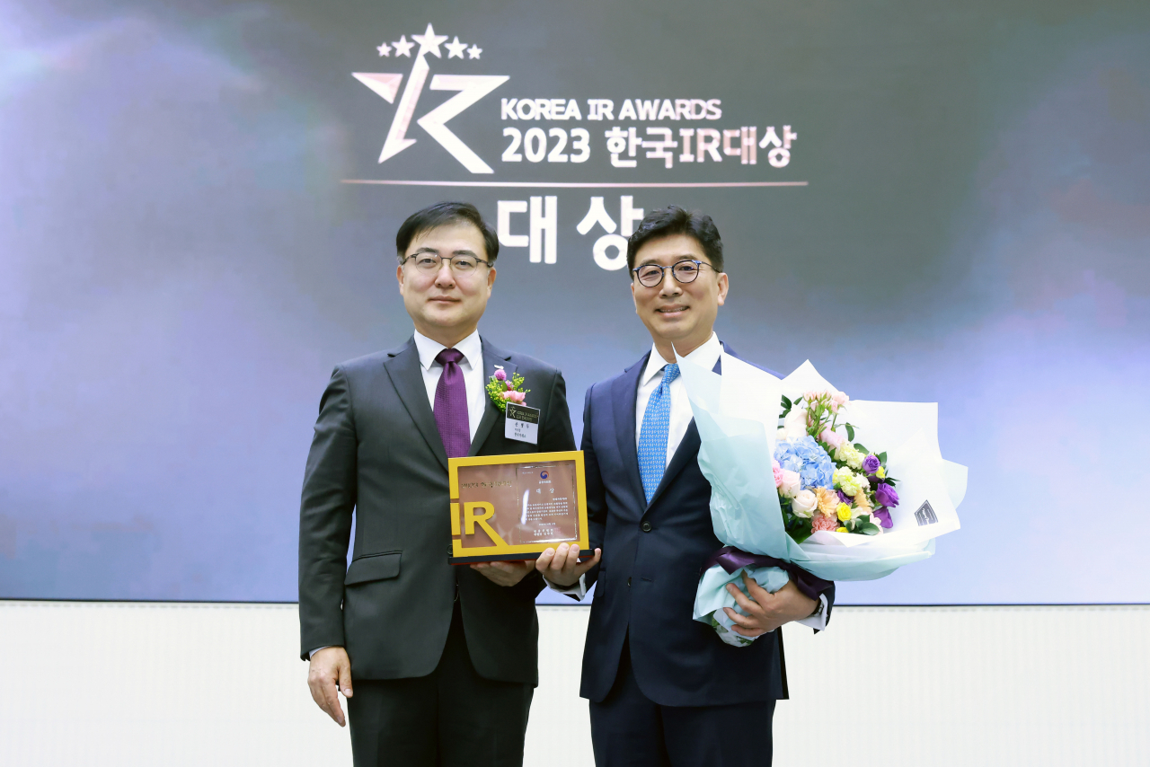 '2023 한국IR대상 시상식'에서 손병두(왼쪽) KRX 한국거래소 이사장과 구자용 현대자동차 IR담당 전무가 사진 촬영하고 있다. [현대차 제공]