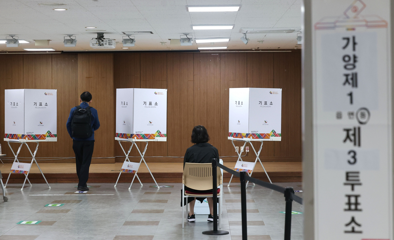 강서구청장 보궐선거날인 11일 오전 서울 강서구 가양1동주민센터에 마련된 가양1동 제3투표소에서 유권자들이 투표를 하고 있다. [연합]