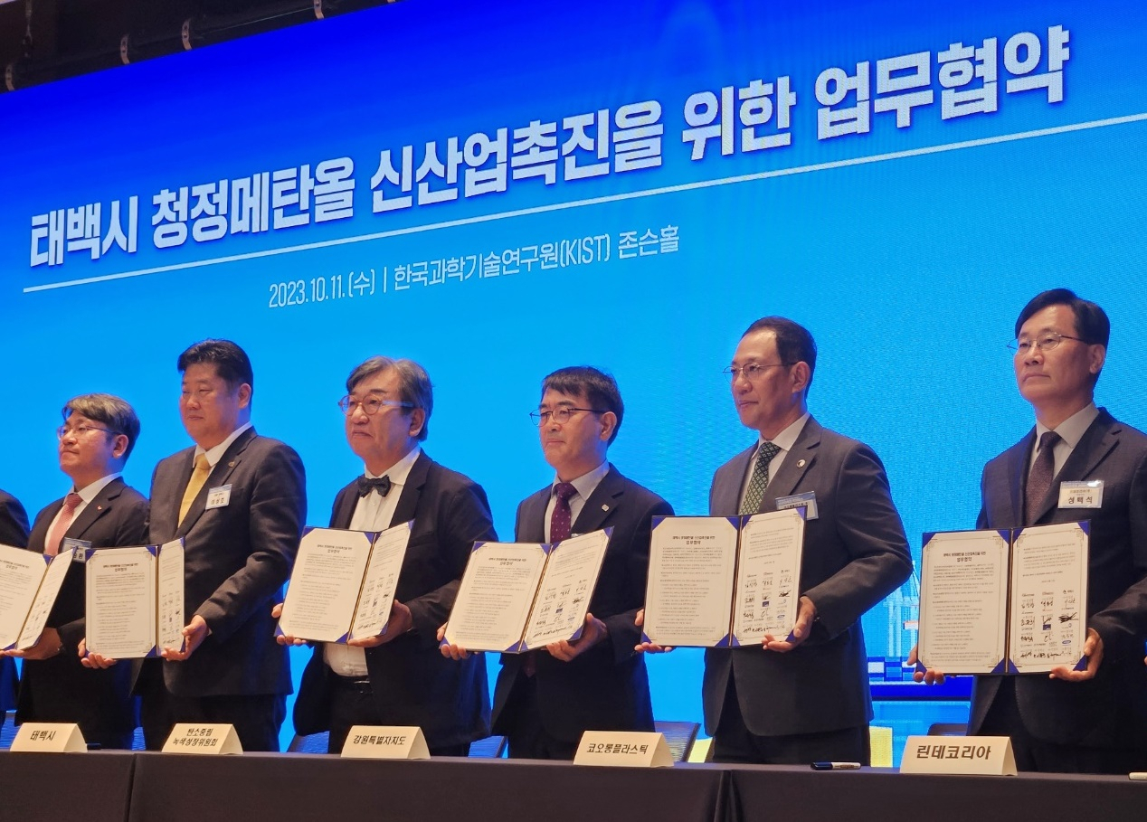 허성(오른쪽 두번째) 코오롱플라스틱 대표이사가 11일 서울 성북구 한국과학기술연구원(KIST)에서 열린 청정메탄올 신산업 촉진을 위한 업무협약식에 참석하고 있다. [코오롱플라스틱 제공]