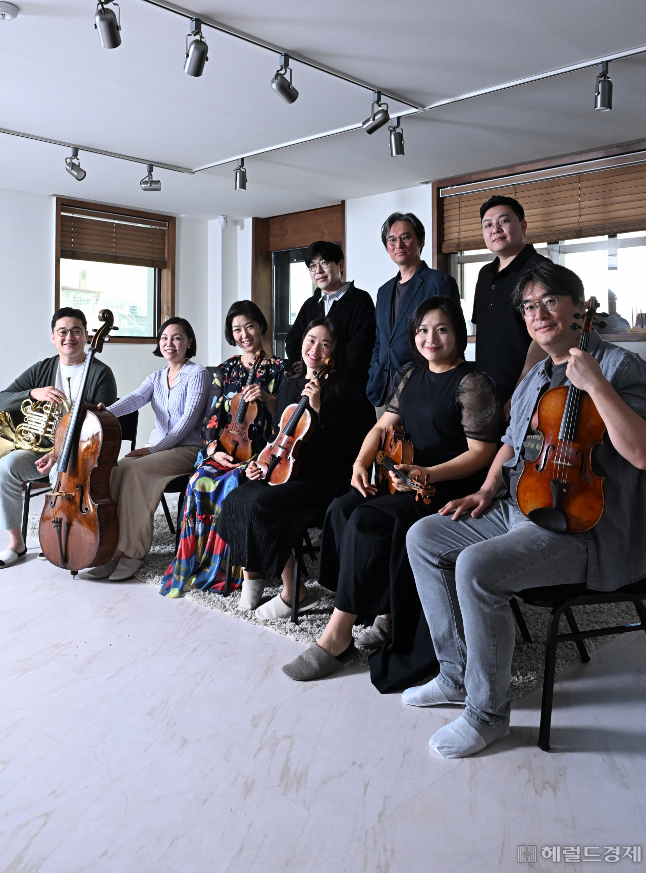 앙상블 오푸스. 아랫줄 왼쪽부터 호르니스트 김홍박, 첼리스트 김민지, 바이올리니스트 백주영 송지원, 비올리스트 이한나 김상진, 윗줄 왼쪽부터 첼리스트 심준호, 류재준 음악감독, 트럼페티스트 최인혁. 임세준 기자