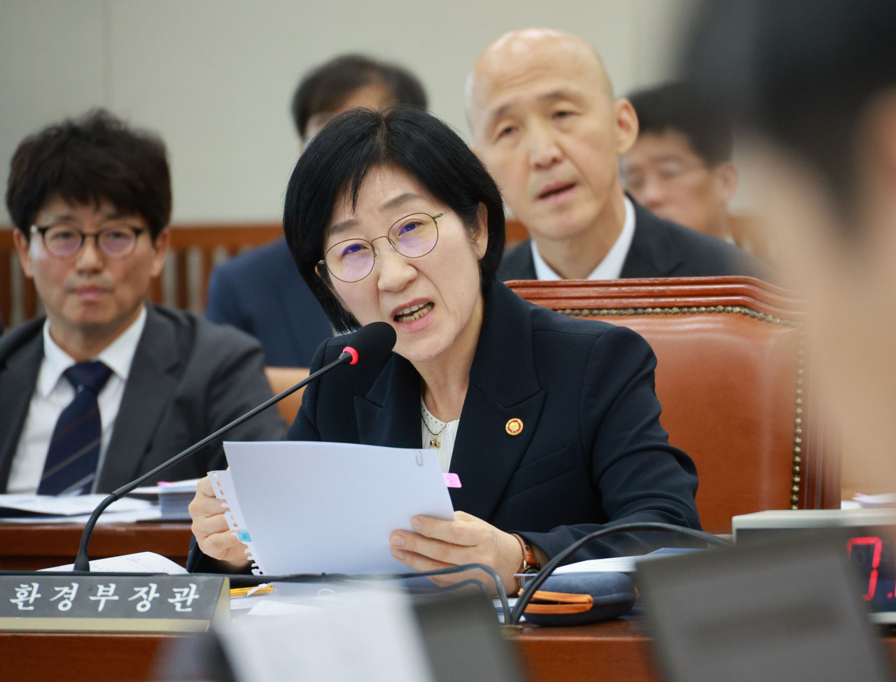 한화진 환경부 장관이 11일 국회에서 열린 환경노동위원회 국정감사에서 의원 질의에 답하고 있다. [연합]