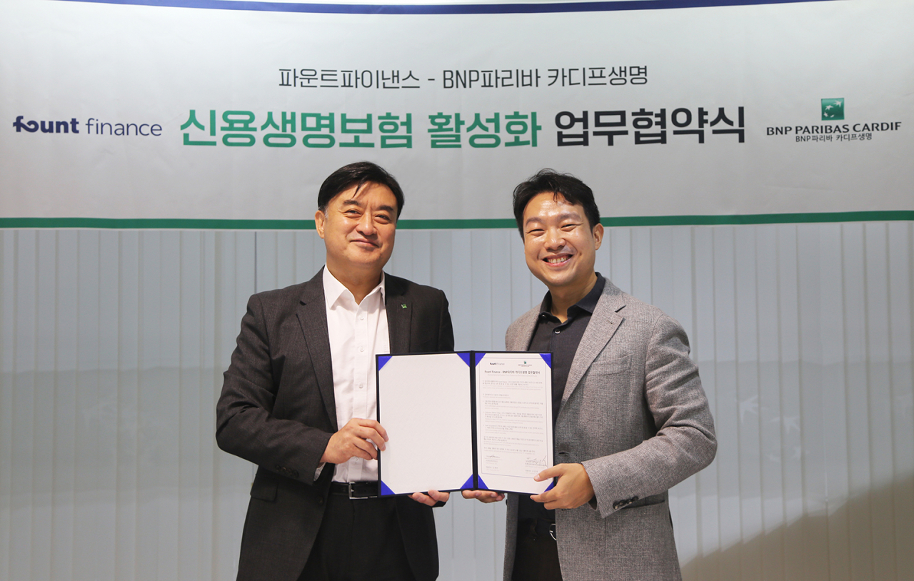 김영빈(오른쪽) 파운트파이낸스 대표와 오준석 BNP파리바 카디프생명 대표가 신용생명보험 활성화 업무협약식을 맺고 기념 촬영을 하고 있다.[파운트 제공]