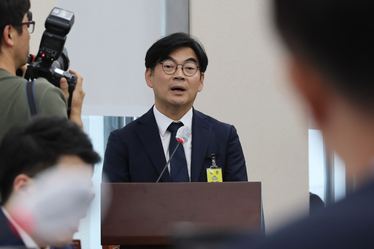 정순신 변호사가 11일 국회 교육위원회에서 열린 국정감사에 증인으로 출석해 더불어민주당 강득구 의원 질의에 답변하고 있다. [연합]