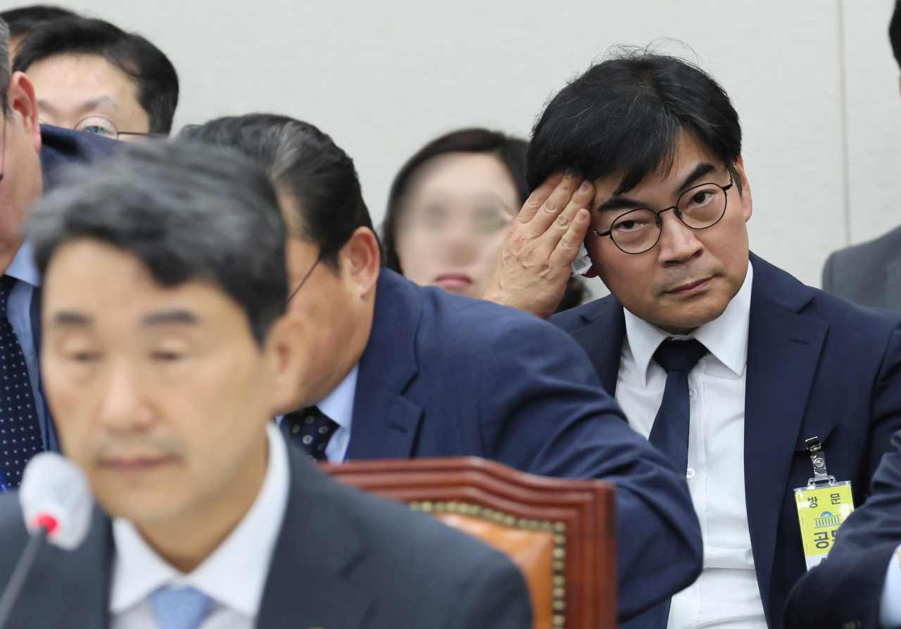정순신 변호사가 11일 국회 교육위원회에서 열린 국정감사에 증인으로 출석해 땀을 닦고 있다. [연합]