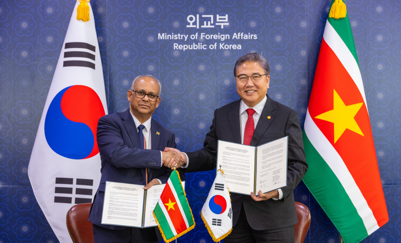 박진 외교부 장관과 알버트 람린 수리남 외교·국제비즈니스·국제협력부 장관이 11일 오후 서울 종로구 외교부에서 열린 한·수리남 포괄적 협력에 관한 공동성명서에 서명한 뒤 악수하고 있다. [연합]