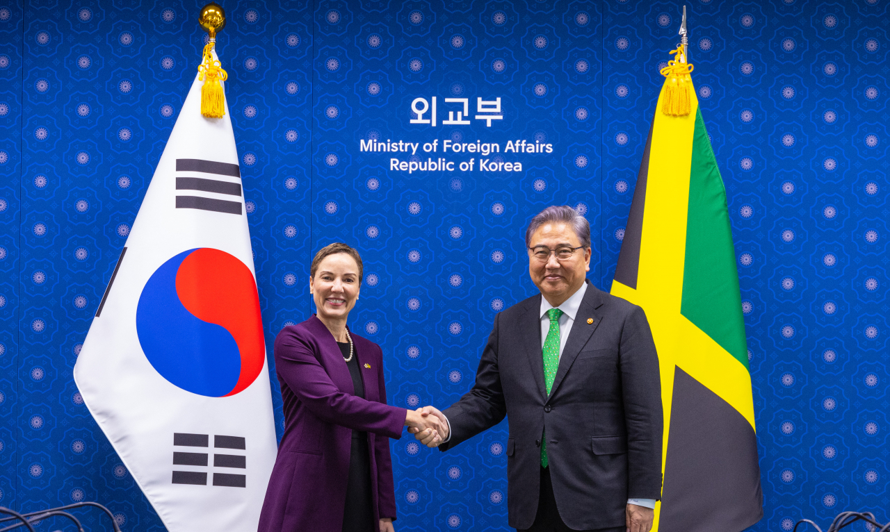 박진 외교부 장관이 11일 오전 서울 종로구 외교부에서 열린 한·자메이카 외교장관 회담에서 카미나 존스 스미스 자메이카 외교장관과 악수하고 있다. [연합]